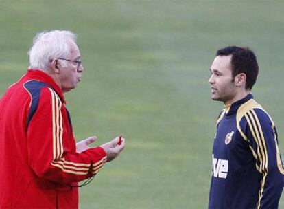 Luis Aragonés y Andrés Iniesta hablan durante un entrenamiento