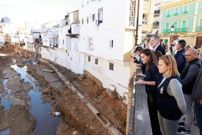 Los reyes, Felipe y Letizia, observan los destrozos que la dana causó en Chiva durante su visita a la localidad valenciana, este martes.