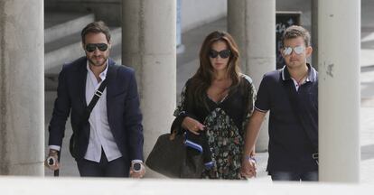 Antonio David Flores con su mujer, Olga Moreno, y su hijo David, el lunes a su llegada a los juzgados.