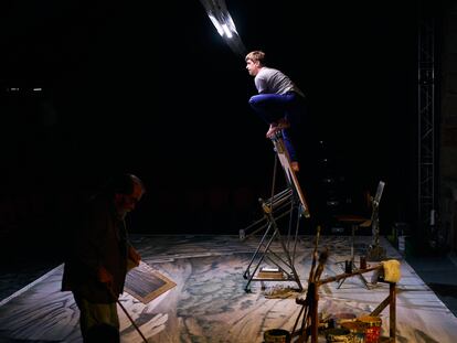 Pau Vinyals en una escena de la obra 'Papers de la guerra', en el Teatre La Biblioteca de Barcelona.