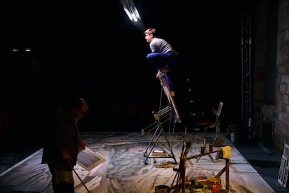 Pau Vinyals en una escena de la obra 'Papers de la guerra', en el Teatre La Biblioteca de Barcelona.