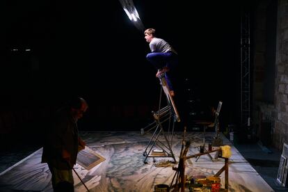 Pau Vinyals en una escena de la obra 'Papers de la guerra', en el Teatre La Biblioteca de Barcelona.