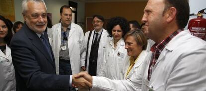 Griñán saluda al personal del centro de salud inaugurado este miércoles en Gádor.