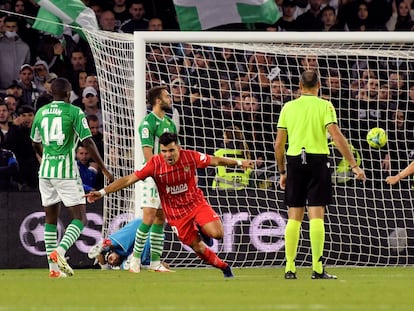 Acuña celebra su gol al Betis.