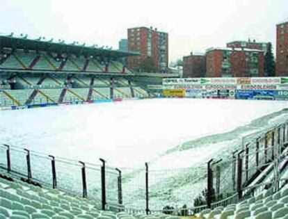 El césped del estadio Teresa Rivero, cubierto de nieve, no acogerá el Rayo-Alavés.