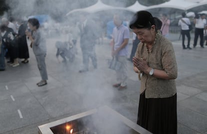 Pesonas rezan durante la ceremonia del 71 aniversario de la bomba atómica de Hiroshima, en el parque Memorial de la Paz de Hiroshima, en Japón.