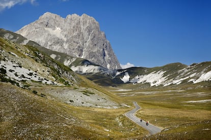 Vista del altiplano de Campo Imperatore y de la cima del Corno Grande.