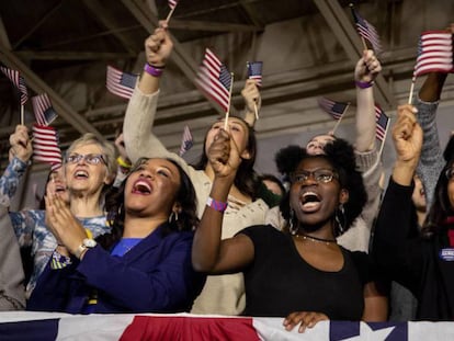 Partidarios de Pete Buttigieg, durante la madrugada del martes en Des Moines (Iowa).