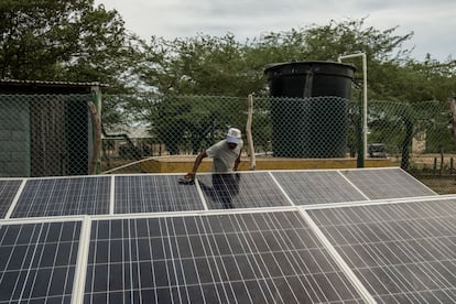 Luis Epieyu es el encargado del mantenimiento del pozo y las placas solares de la comunidad de Walaschen. A pesar de que el sistema es más costoso, la ventaja sobre los pozos eólicos es que se puede bombear más agua.

 A pesar de las mejoras, el Instituto Nacional de Salud (INS) identificó 2.872 casos de desnutrición aguda severa en menores de cinco años en La Guajira en 2023 y un tercio de las muertes a nivel nacional, según Acción contra el Hambre. Y, solo entre enero y abril de 2024, el departamento acumulaba más de 882 casos de desnutrición, un aumento del 36% comparado con el mismo periodo del año anterior. 