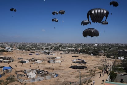 Palestinos corren para alcanzar la ayuda humanitaria lanzada por un vuelo en Zawaida, en el centro de la Franja, el jueves 31 de julio de 2025.