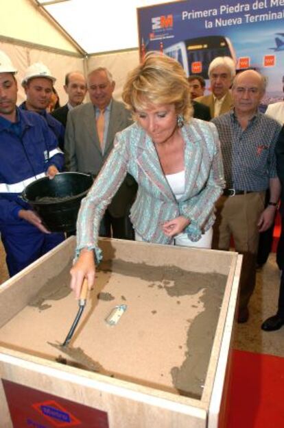 Aguirre coloca la primera piedra del metro a Barajas en 2006.