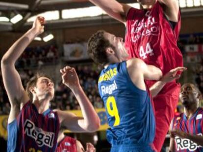 Bjelica entra a canasta ante Marcelinho.