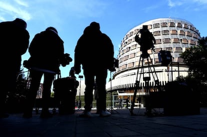 Periodistas y cámaras ante la sede del Tribunal Constitucional, en Madrid.