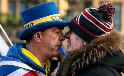 Manifestantes anti e pró saída do Reino Unido da União Europeia discutem fora do parlamento britânico.