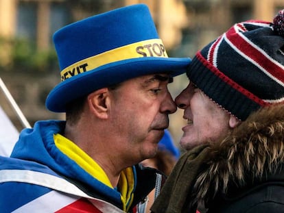 Manifestantes anti e pró saída do Reino Unido da União Europeia discutem fora do parlamento britânico.