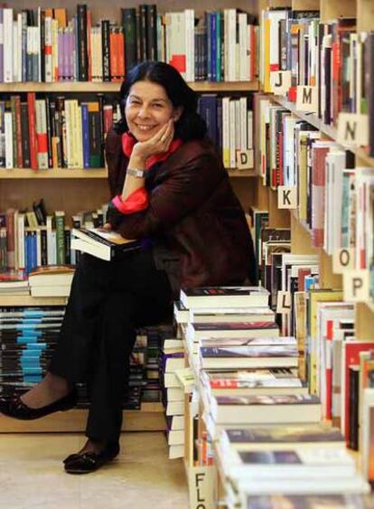 Inés Sabanés, en la librería Muga de Vallecas.