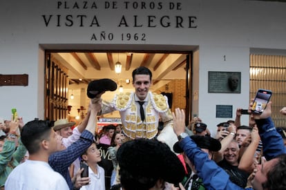 Alejandro Talavante, a hombros por la puerta grande de la plaza de Bilbao.