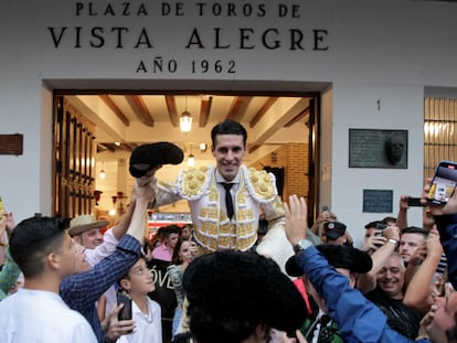 Alejandro Talavante, a hombros por la puerta grande de la plaza de Bilbao.