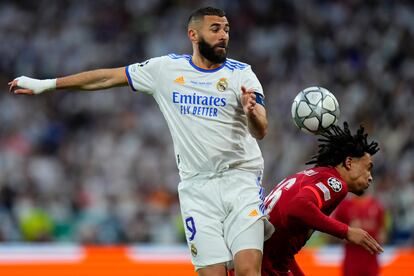 Benzema disputa un balón con Trent Alexander-Arnold.