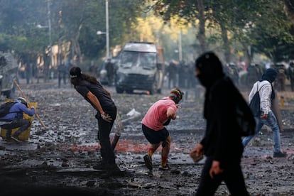 Manifestantes se enfrentan contra la policía durante el estallido social de 2019, en Santiago, Chile.