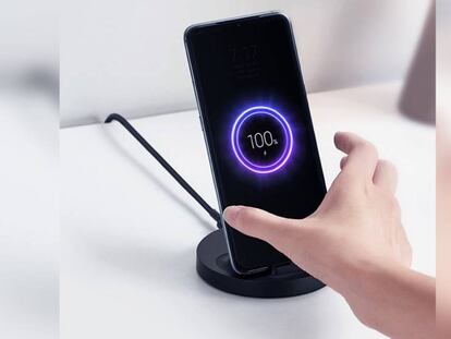 Xiaomi presenta su stand vertical para móviles con carga inalámbrica