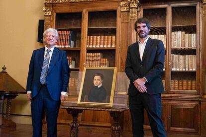 Il presidente della Fondazione Giner de los Ríos, José García-Velasco (a sinistra), e il ministro della Cultura, Ernest Urtasun, posano accanto al dipinto 