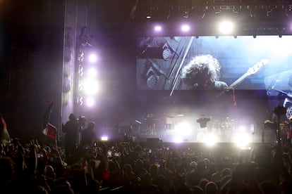 La trayectoria de Residente comenzó con Calle 13, la agrupación que formó junto con sus hermanos y que se distinguió por su mezcla de rap, reguetón y ritmos caribeños.