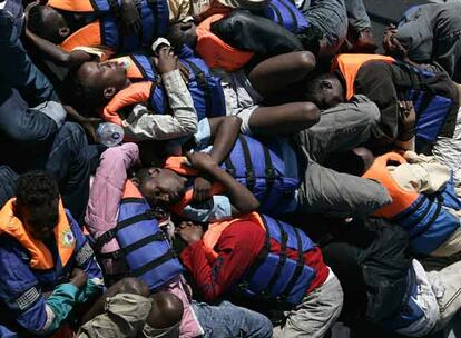 Inmigrantes rescatados hace dos días por un barco siciliano descansan en un buque de la Armada de Malta.