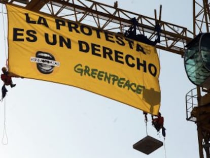 Protesta de Greenpeace el pasado verano contra la ley mordaza.