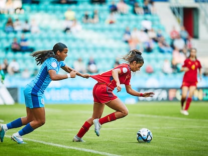 Ava Baker, de Inglaterrra, agarra a Noemi, de España, durante la semifinal del Europeo femenino sub-17, en Tallin (Estonia).