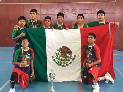 El equipo triqui, tras vencer el campeonato
