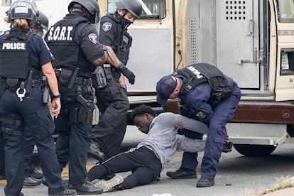 Un hombre es detenido durante las protestas en Louisville, este miércoles. Nada más de conocerse la decisión de la Fiscalía, centenares de personas salieron a manifestarse en Louisville, donde residía Taylor, así como en Nueva York, Washington D.C., Atlanta, Colorado o Los Ángeles, donde se repitió el clamor por la justicia social y el fin del racismo que ha llevado a miles de personas a las calles desde mayo en Estados Unidos.