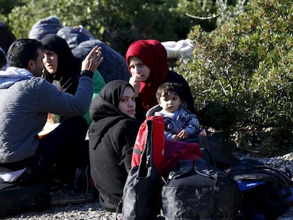 Refugiadas sirias esperan en la playa en la ciudad turca de Dikili la oportunidad de embarcar hacia Grecia. 