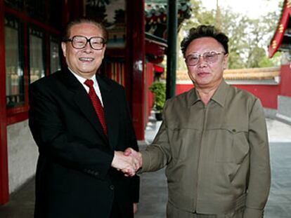 El líder norcoreano, Kim Jong Il (derecha), saluda al ex presidente chino Jiang Zemin el pasado martes en Pekín.