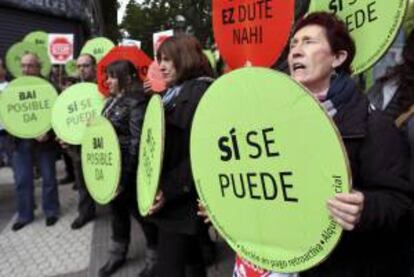 Integrantes de la plataforma Stop Desahucios Gipuzkoa en las inmediaciones del despacho de abogados del diputado del PP José Eugenio Azpiroz, en San Sebastián.