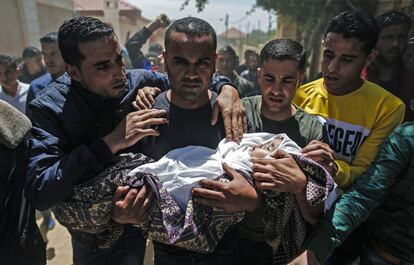 La inteligencia castrense israelí ha achacado la muerte de la palestina Salah abu Arar, de 37 años, y de su hija Saba, de 14 meses, a la explosión de un cohete de Hamás, "que cayó donde no debía”, según precisó Conricus.