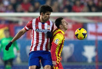 Diego Costa lucha por el balón con Messi