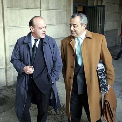 José María Tabares, con su abogado, Juan Ignacio Sáez, ayer en Sevilla al salir del juzgado.
