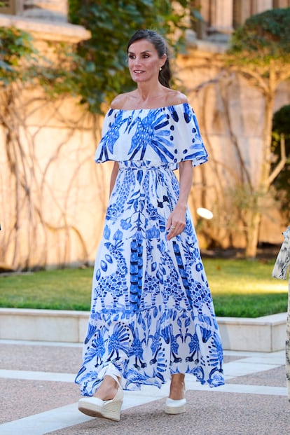 Desigual está detrás de este vestido estampado con el que recibió a las autoridades en el Palacio de Marivent durante el verano de 2023.