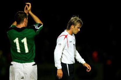 Beckham se retira cabizbajo, mientras el norirlandés Elliot aplaude al público tras la victoria de su equipo sobre el inglés en Belfast.
