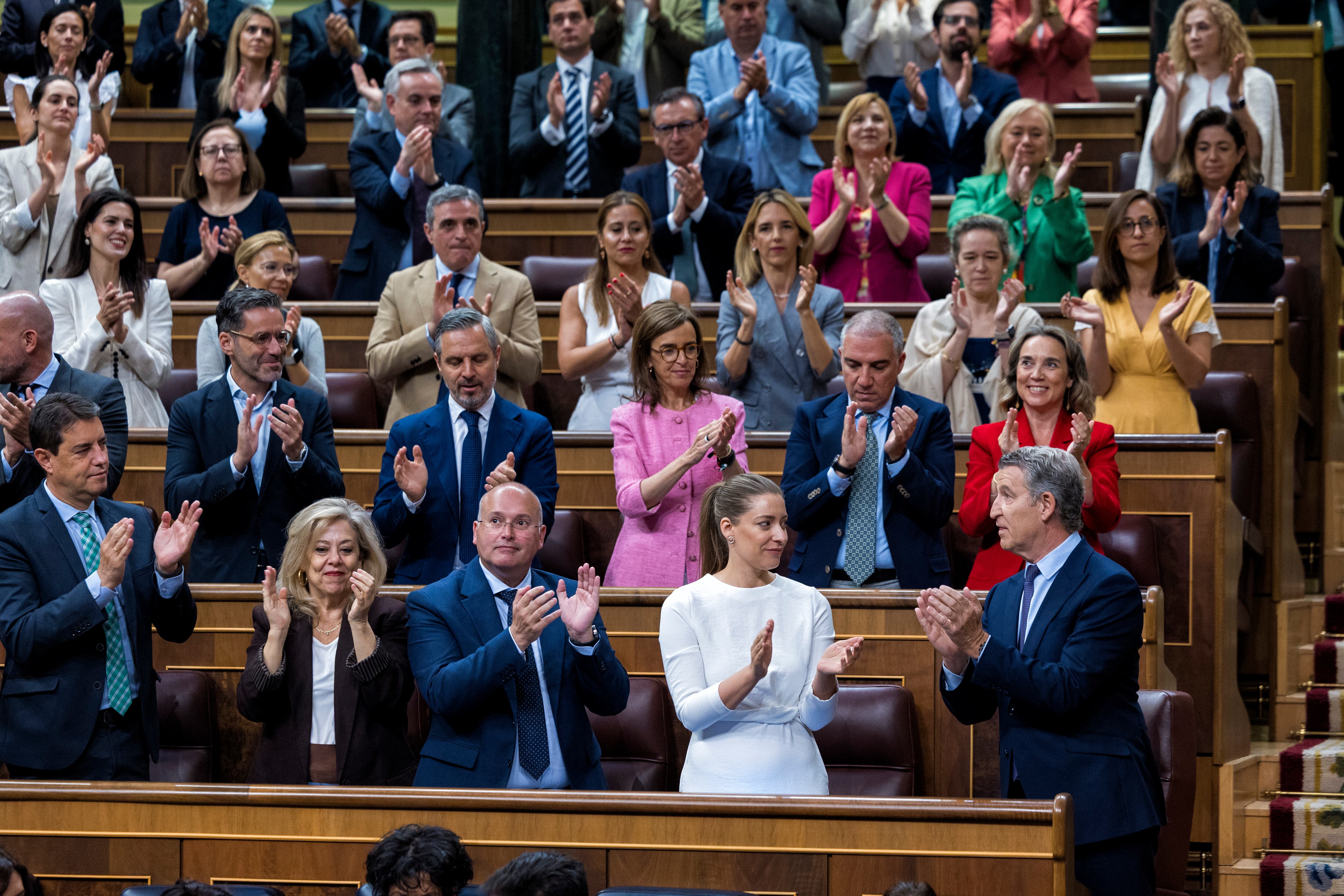 Feijóo recibe el aplauso de la bancada popular tras su intervención en el pleno este miércoles. 