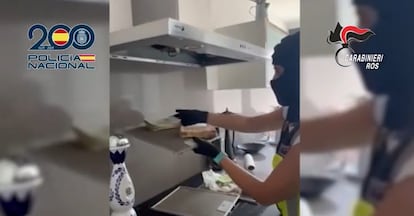 Los agentes de Policía Nacional descubren dos fajos de billetes en la campana extractora de la cocina en la operación en la que fueron detenidos los tres miembros de la ´Ndragueta.