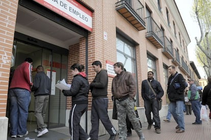 Varias personas hacen cola en la Oficina de Empleo de la Avenida de Guadalajara de Alcal&aacute; de Henares (Madrid)