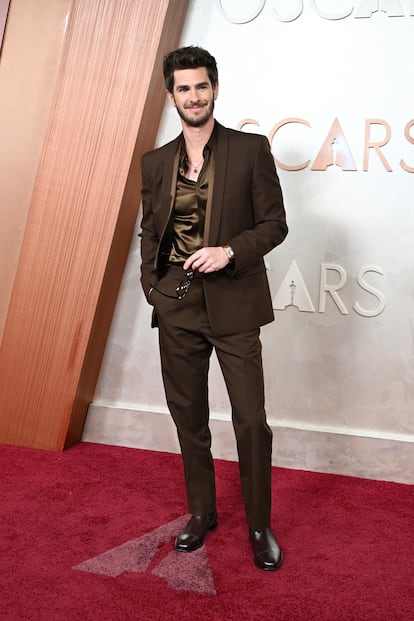 Andrew Garfield, con un traje marrón de Gucci, joyas de David Yurman y un reloj de Jaeger-Le Coultre.