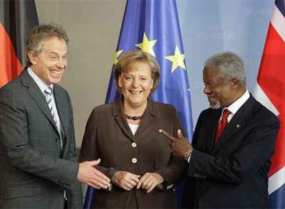 Tony Blair, Angela Merkel y el ex secretario general de Naciones Unidas Kofi Annan, ayer en Berlín.