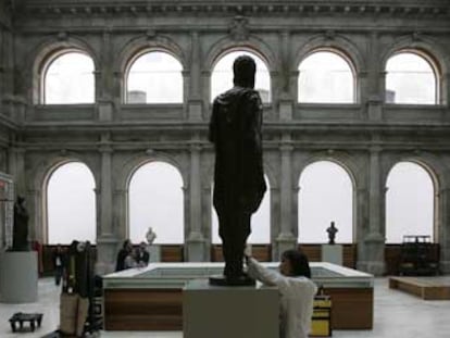 Trabajadores del Prado últiman detalles en el nuevo claustro del museo para su inauguración.