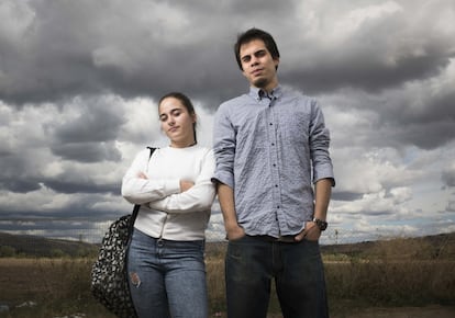 Almudena Pérez, de 17 años, y Gabriel Garretas, de 24, en Torremocha. "Nuestra infancia ha sido juego sin miedo en la calle hasta las tantas de la madrugada", dice Pérez.