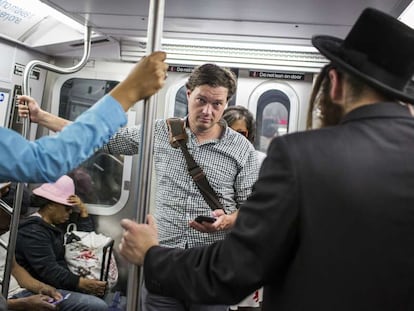 El periodista estadounidense Evan Ratliff en el metro de Nueva York.