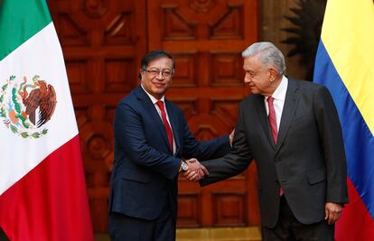 López Obrador y Petro estrechan manos durante la visita del mandatario colombiano a México