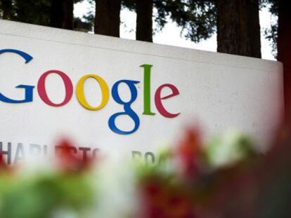 El logo de Google, ante su sede en Mountain View.